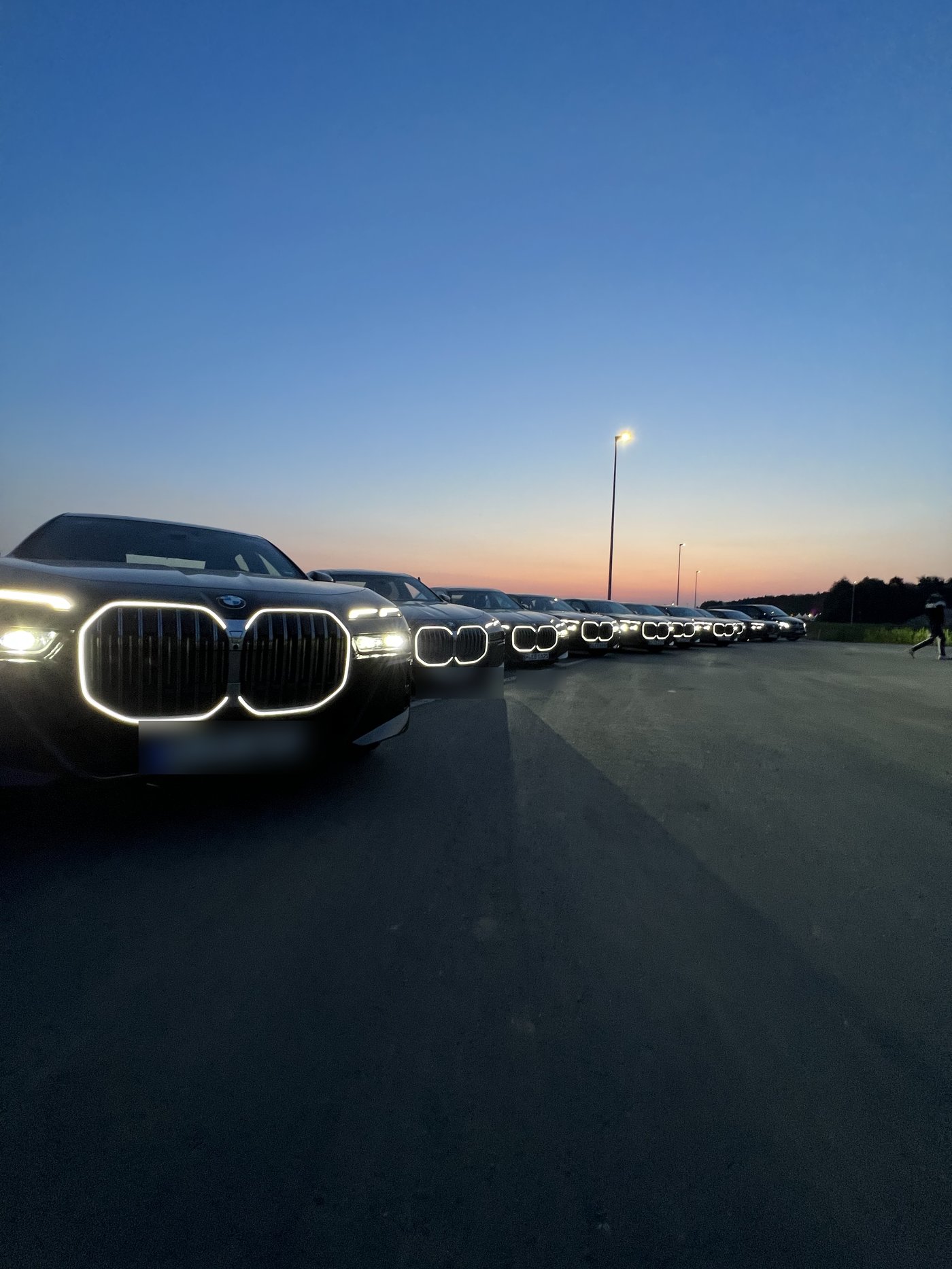 BMW 7er Flotte in der Abenddämmerung