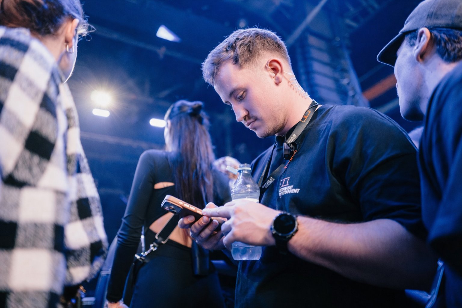Tim Niklas Scheidewig backstage mit Funk und Telefon